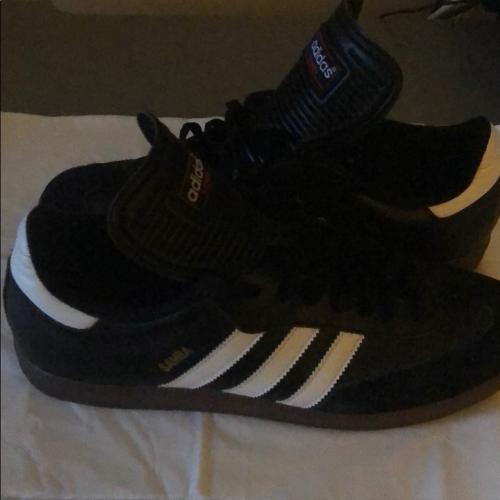 Tennis shoes